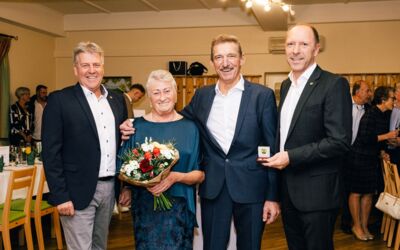 Bgm. Ing. Manfred Rottensteiner und Vize-Bgm. Erwin Glatzl gratulierten Johann und Margareta Hönigsperger herzlich.