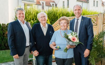 Bgm. Ing. Manfred Rottensteiner und Vize-Bgm. Erwin Glatzl gratulierten Helga und Rudolf Laferl herzlich.