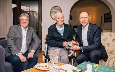 Bgm. Ing. Manfred Rottensteiner und Vizebürgermeister Erwin Glatzl gratulierten Hrn. Dkfm. Günter Schöberl herzlich zu seinem 80. Geburtstag.