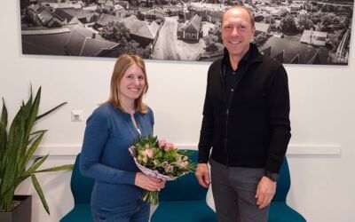 Der Bürgermeister gratuliert Frau Götz zur bestandenen Gemeindedienstprüfung