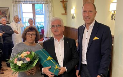 Bgm. Ing. Manfred Rottensteiner gratuliert GR Manfred Hammer zum 60er recht herzlich!