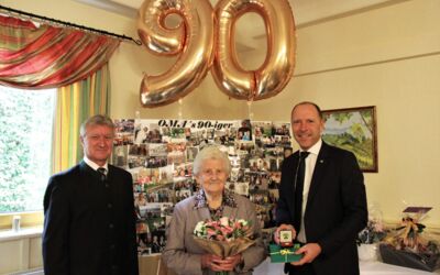 GGR Johann Leeb und Bgm. Ing. Manfred Rottensteiner gratulierten Frau Leopoldine Holzer zum 90. Geburtstag!