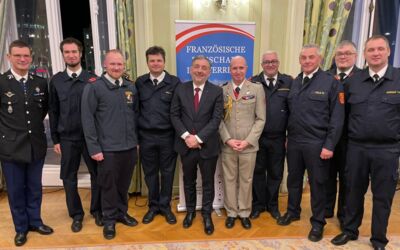 Gruppenfoto der NÖ Waldbrandbekämpfer mit dem franzöischem Botschafter